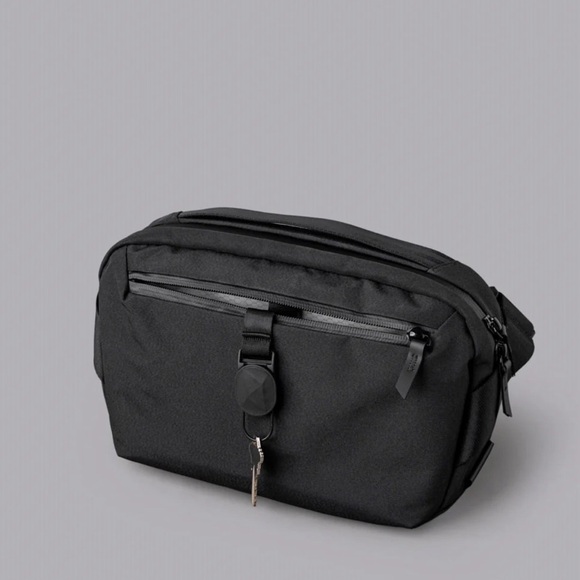 Sleek Black Men's Belt Bag - Picture 2 of 8